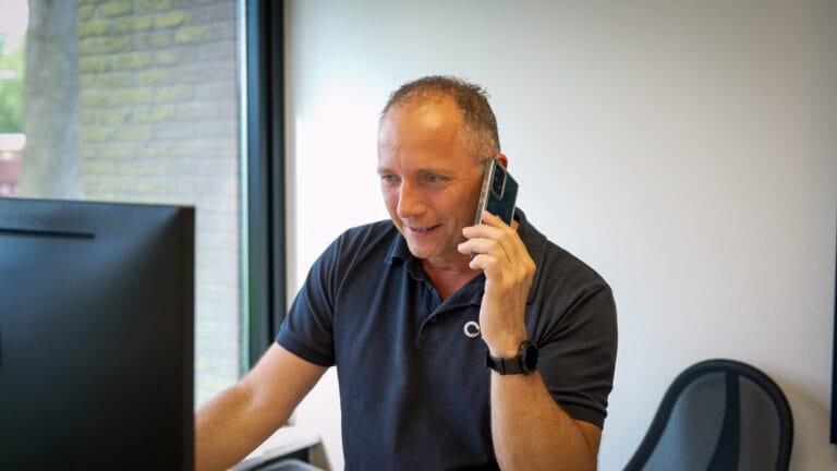 vacature projectleider | Patrick aan het bellen